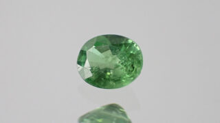 光沢のある黒と緑の石 Tsavorite-06-320x180.jpg