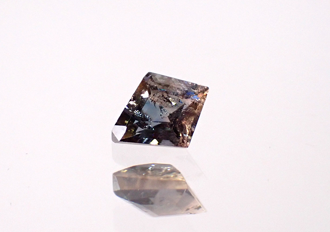 アキシナイト（斧石）　宝石鉱物標本 斧石アキシナイト：静謐に煌めく多色性の神秘と鉱物的魅力まで