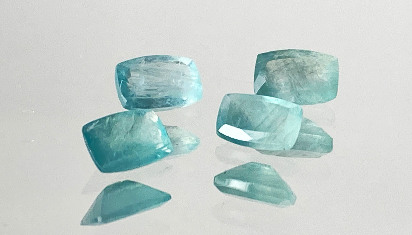 no.0028 グランディディエライトとクリスタルの羽根 Grandidierite-01.jpg
