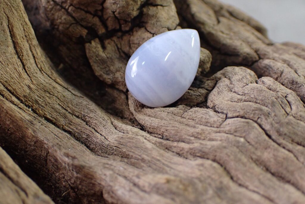 【B】ブルーレースアゲートのロゼンジカービングと小粒ブルーレースアゲートのピアス ブルーレースアゲートの意味・効果・アクセサリー | 天然石